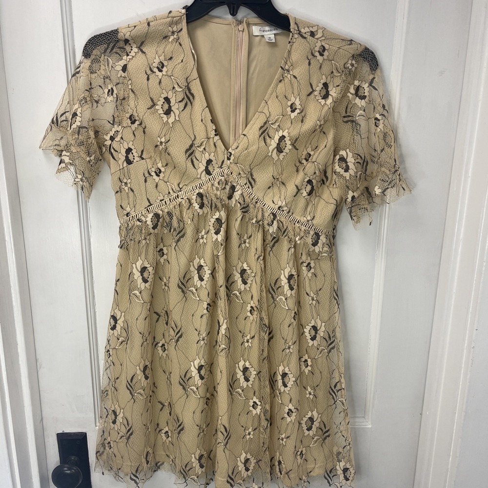 Francesca's Beige And Black Floral V Neck Lace Dress, Size Medium. Pre-owned.